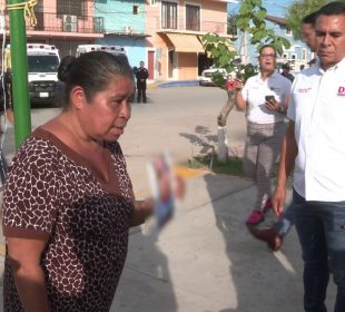 Mujer sosteniendo una fotografía