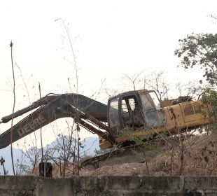 A punto de caer torre eléctrica por mal trabajo de desarrolladores inmobiliarios