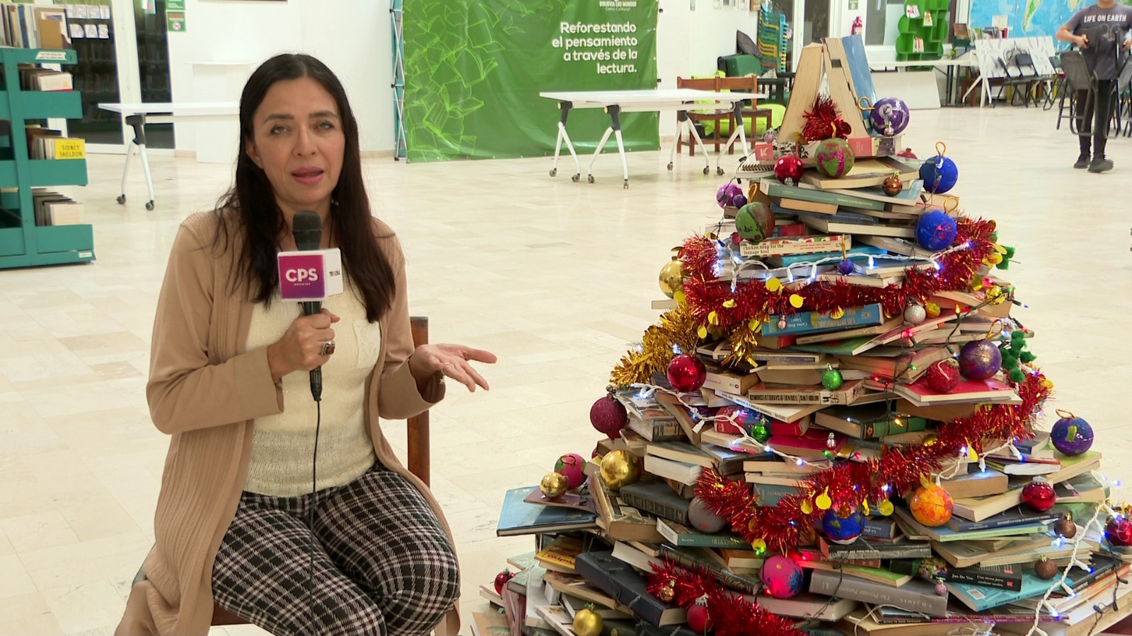 Directora de la Biblioteca Pública Los Mangos, Isela Mariscal Hernández