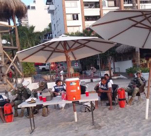 Elementos de la Marina en playa de Los Muertos