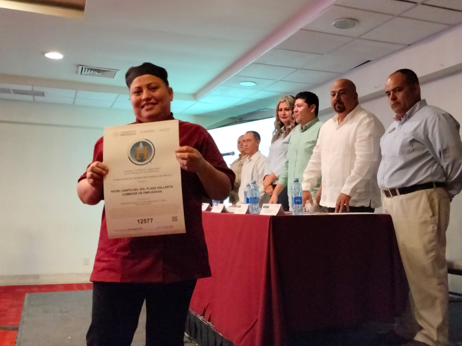 Empleada de Hotel Canto del Sol recibiendo distintivo