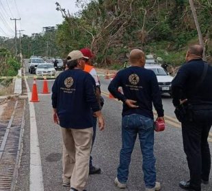 Se presentan dos socavones en avenida Escénica en Acapulco