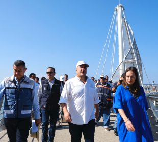 Enrique Alfaro Ramírez en muelle de los muertos