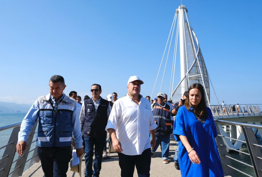 Enrique Alfaro Ramírez en muelle de los muertos