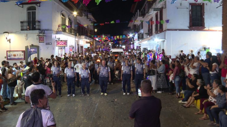 Entrada de antorchistas al centro de vallarta