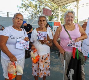 Entrega dif pollos para cenas navideñas