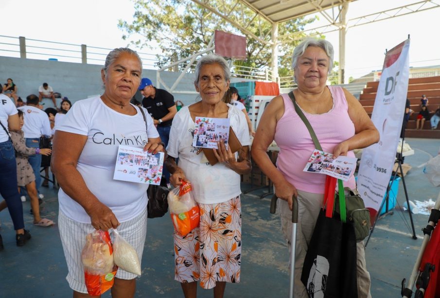 Entrega dif pollos para cenas navideñas