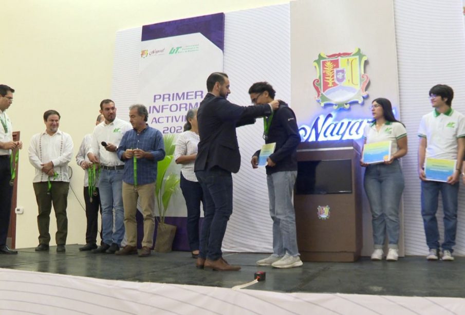 Entrega de reconocimiento a alumnos de la UTBB
