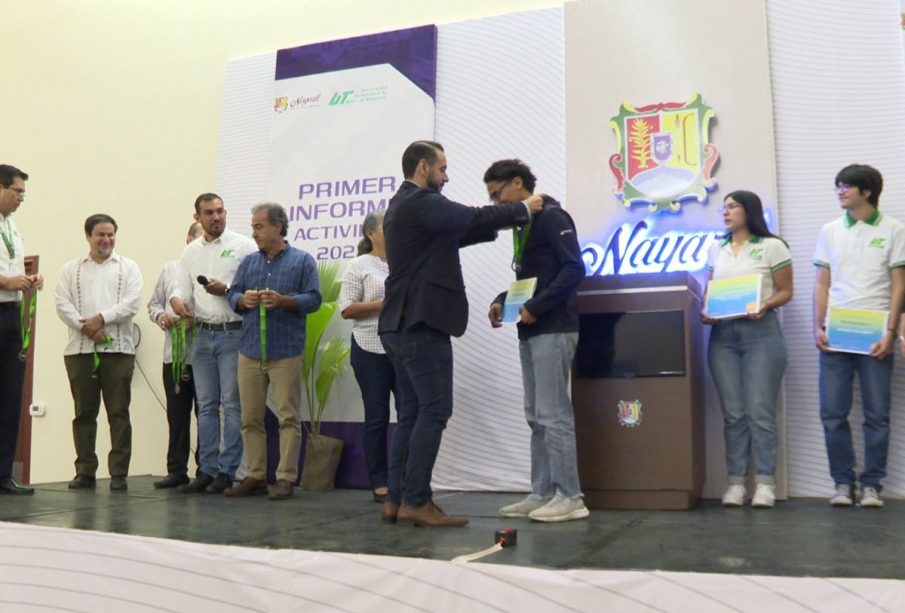 Entrega de reconocimiento a alumnos de la UTBB