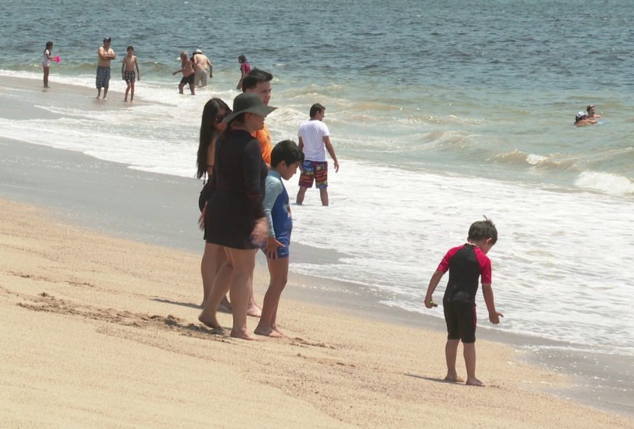 Familia en la orilla de la playa