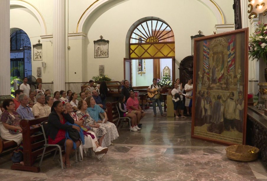 Fieles en parroquía admirando cuadro que retrata el toque de la virgen con la original