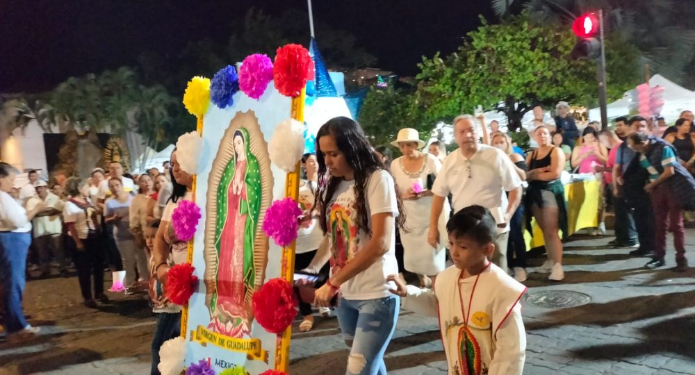 Vallartenses peregrinan con fervor por el centro de Puerto Vallarta