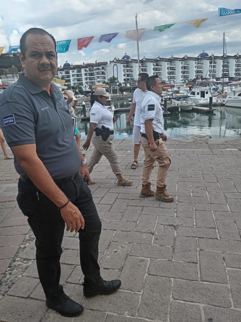 Autoridades de seguridad recorriendo zonas de la marina