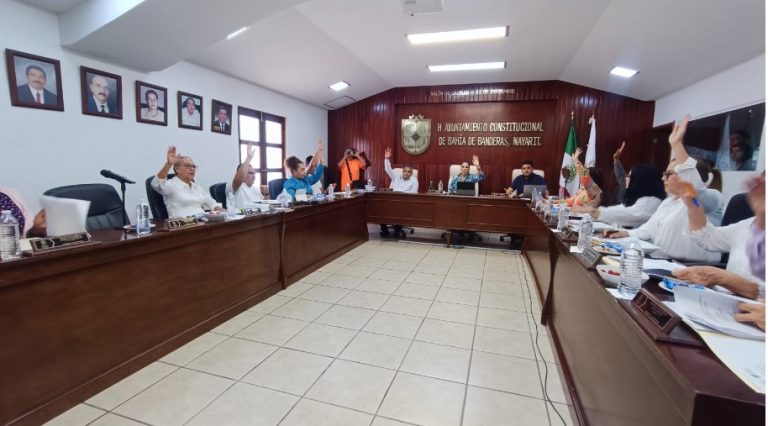 Integrantes de Cabildo de Bahía votando