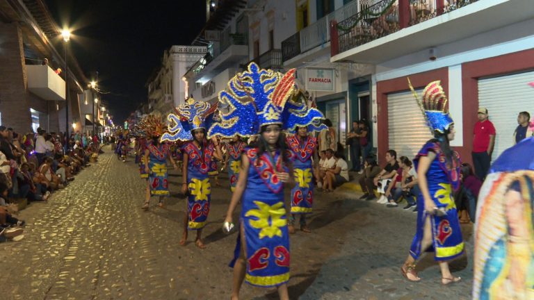 Integrantes del Grupo Azteca danzando