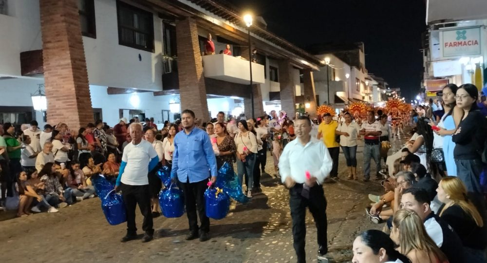 Vallartenses peregrinan con fervor por el centro de Puerto Vallarta