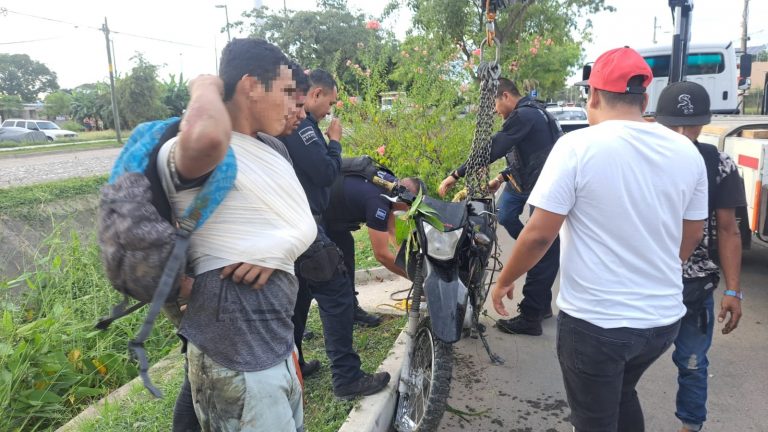 Joven con vendaje en brazo y pecho tras caida de moto