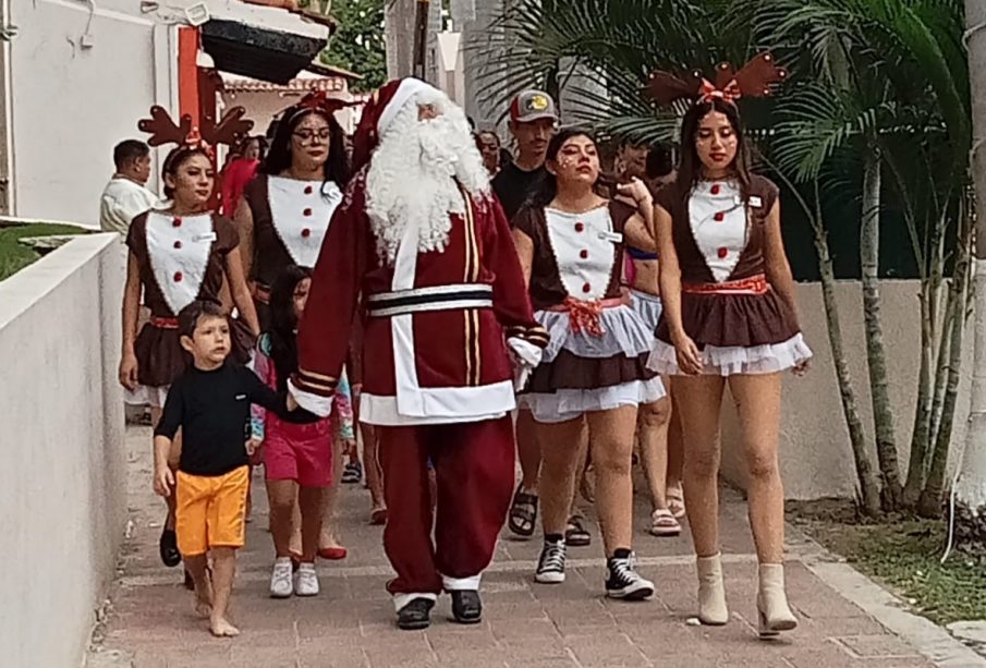 Desde el Polo Norte arribó a Puerto Vallarta Santa Claus.