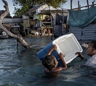 Por su ubicación geográfica, Kiribati, el primer país del mundo en recibir el año nuevo, podría desaparecer muy pronto