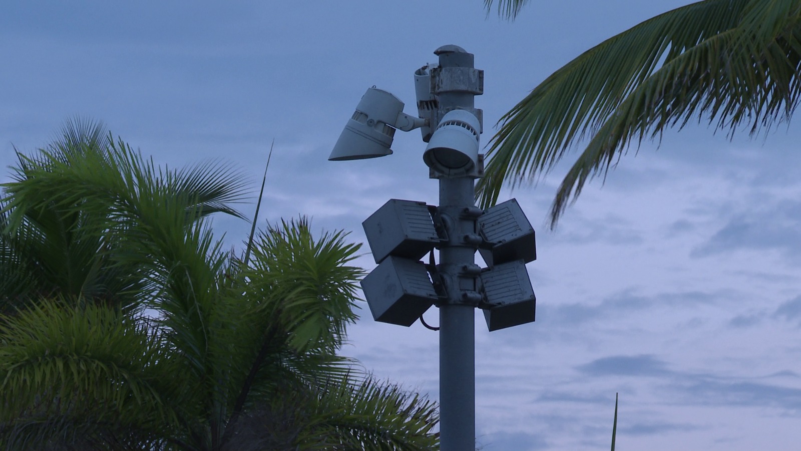 Lámparas del malecón apagadas