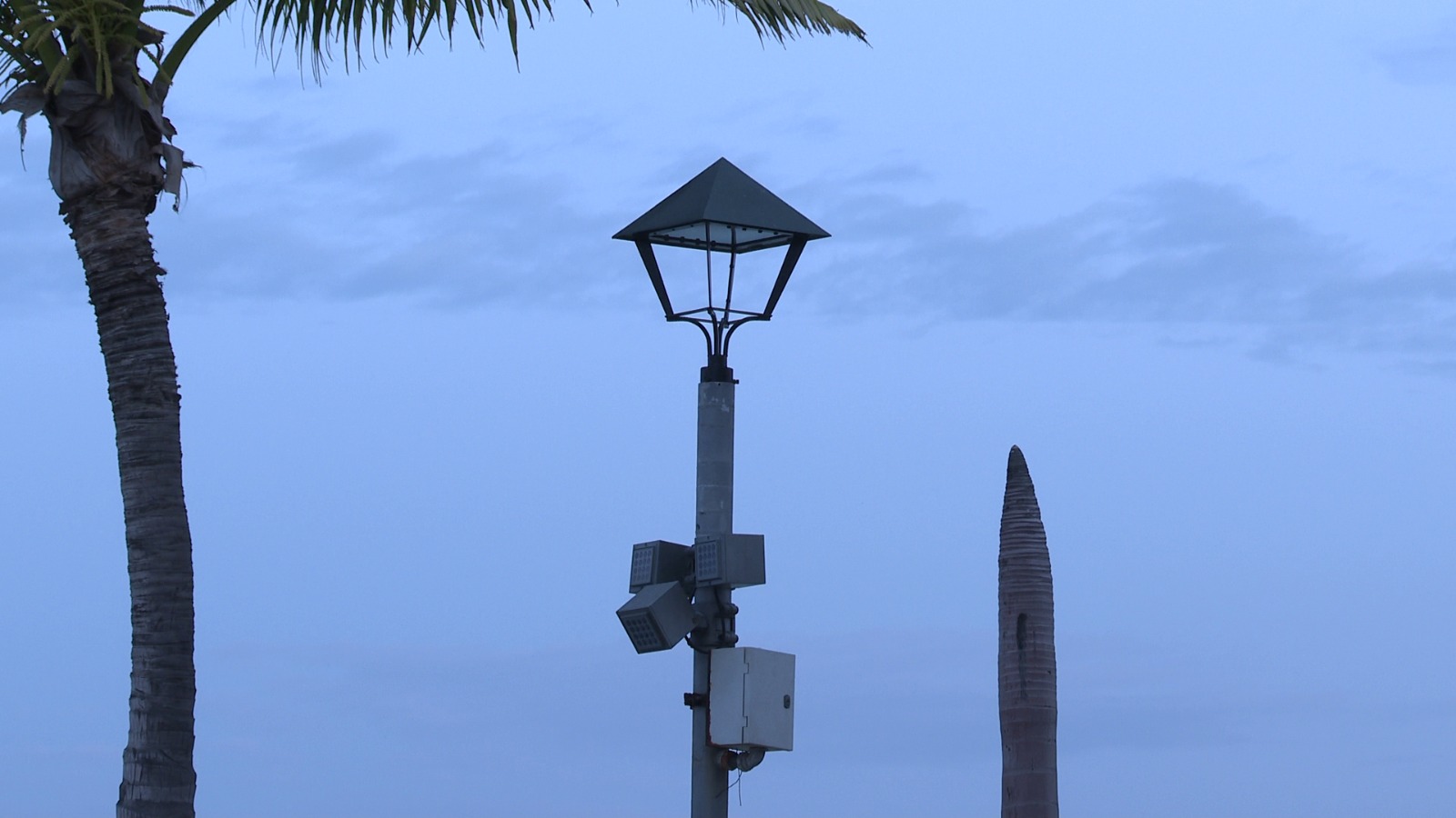 Lamparas del malecón sin luz