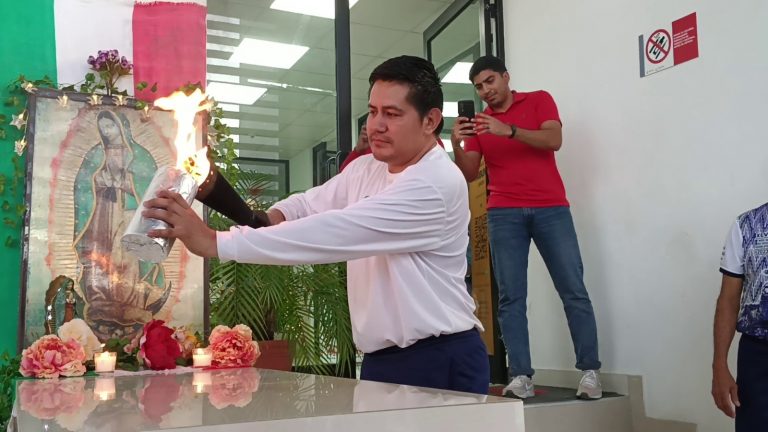 Miltón encendiendo antorcha en CPS