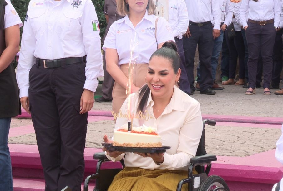Mirtha sosteniendo pastel