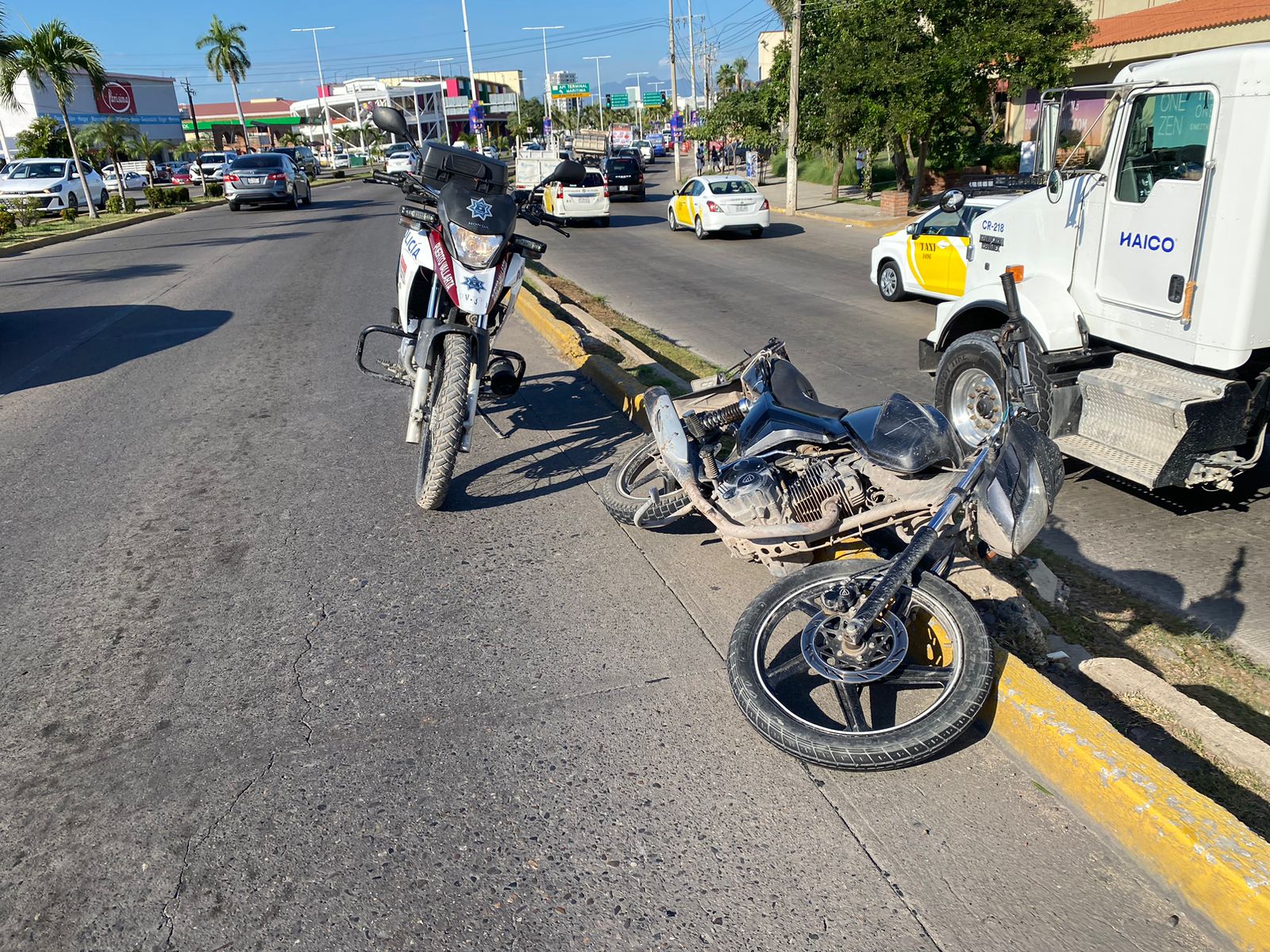 Moto accidentada en Av. Medina Ascencio