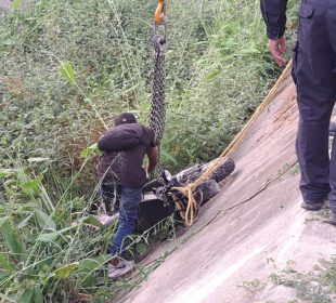 Moto en canal tras accidente