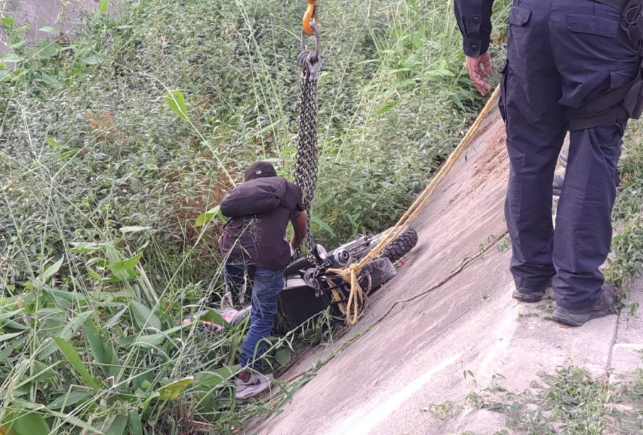 Moto en canal tras accidente