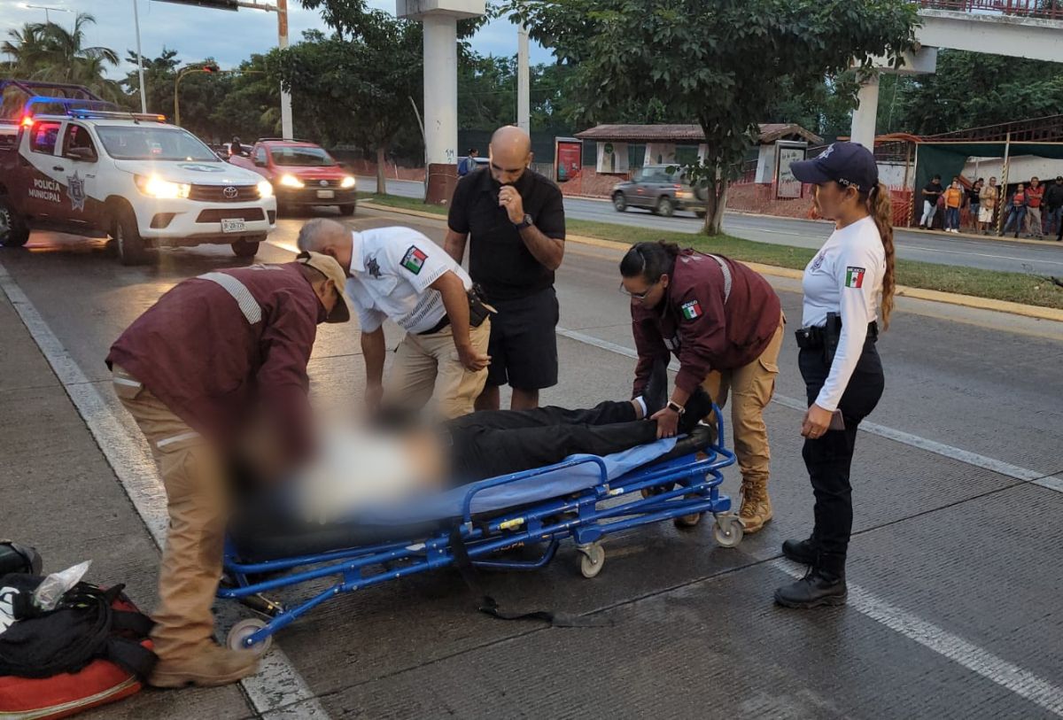 Motociclista atendido por paramédicos