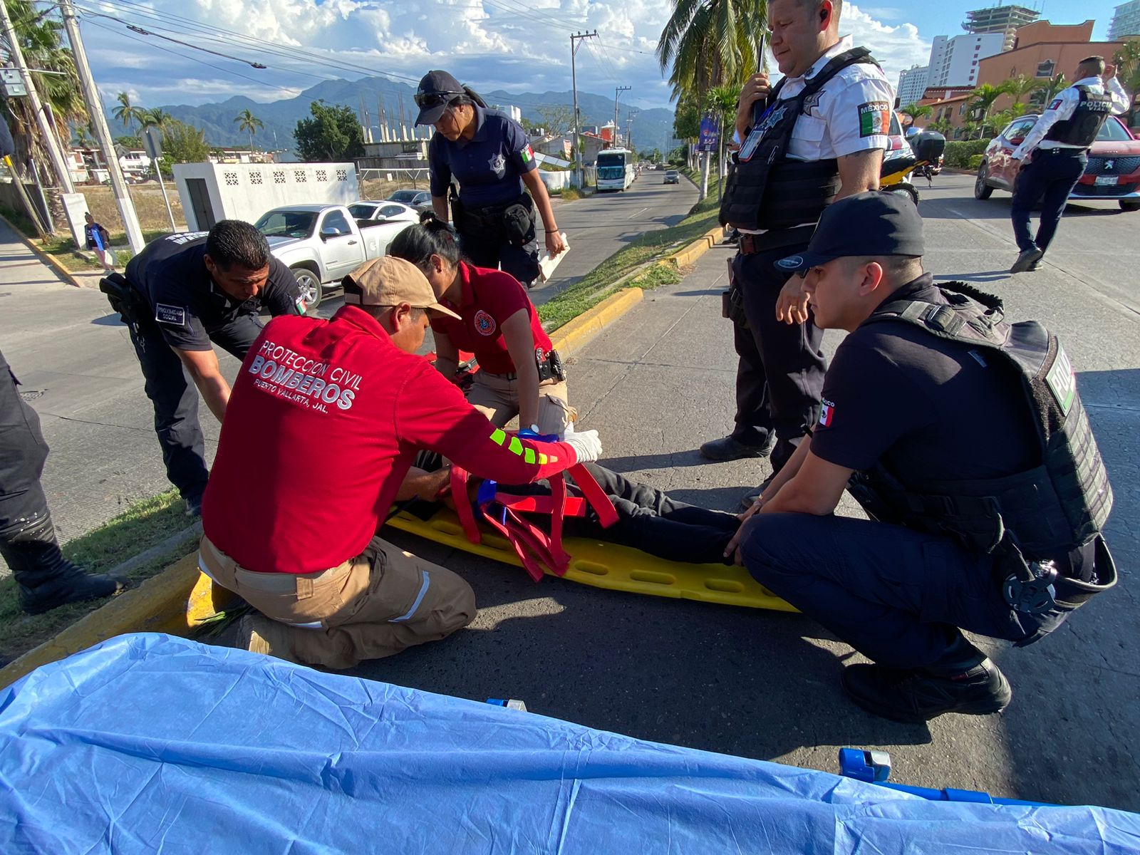 Motociclista herido en camilla