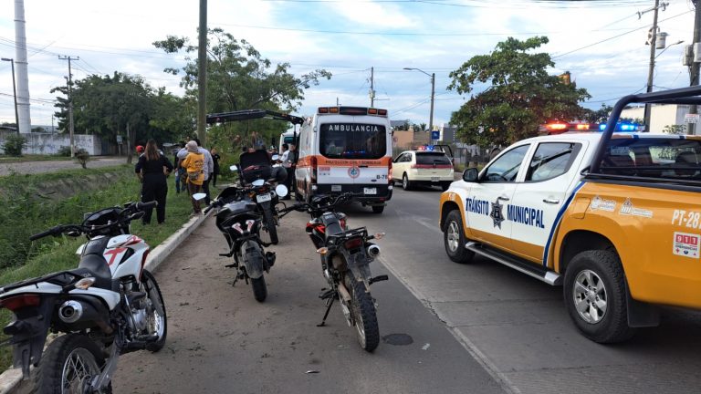 Motociclistas y elementos de seguridad en punto de accidente