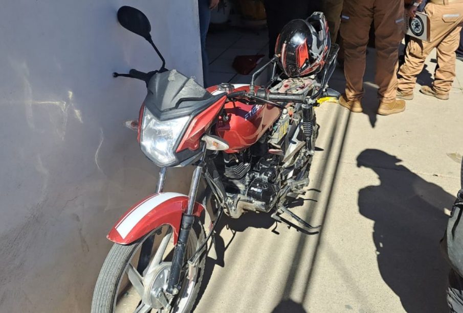 Motocicleta sobre una banqueta