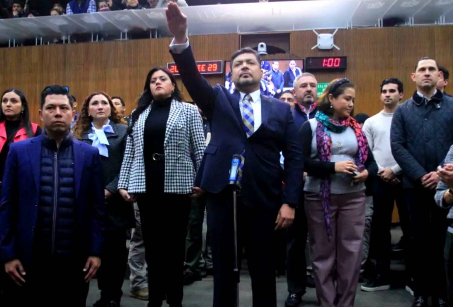 Orozco tomando protesta como gobernador interino de NL