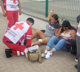 Paramédico de la Cruz Roja atendiendo a mujer que fue atropellada