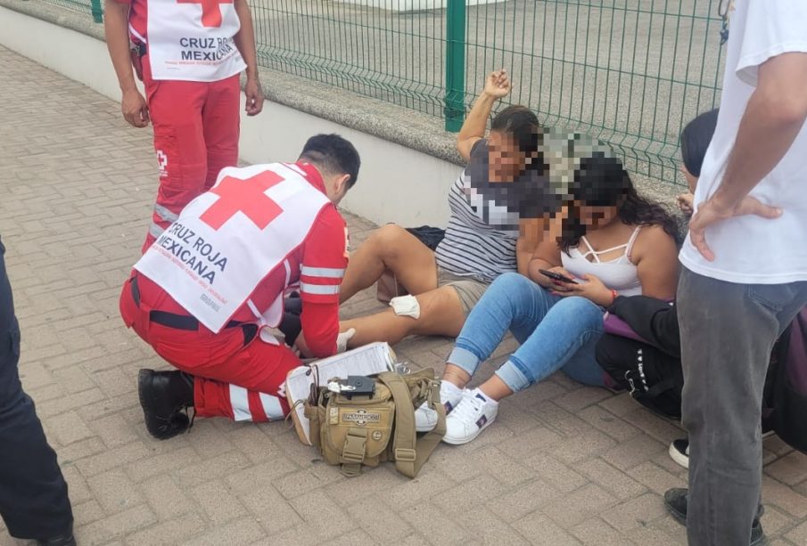 Paramédico de la Cruz Roja atendiendo a mujer que fue atropellada