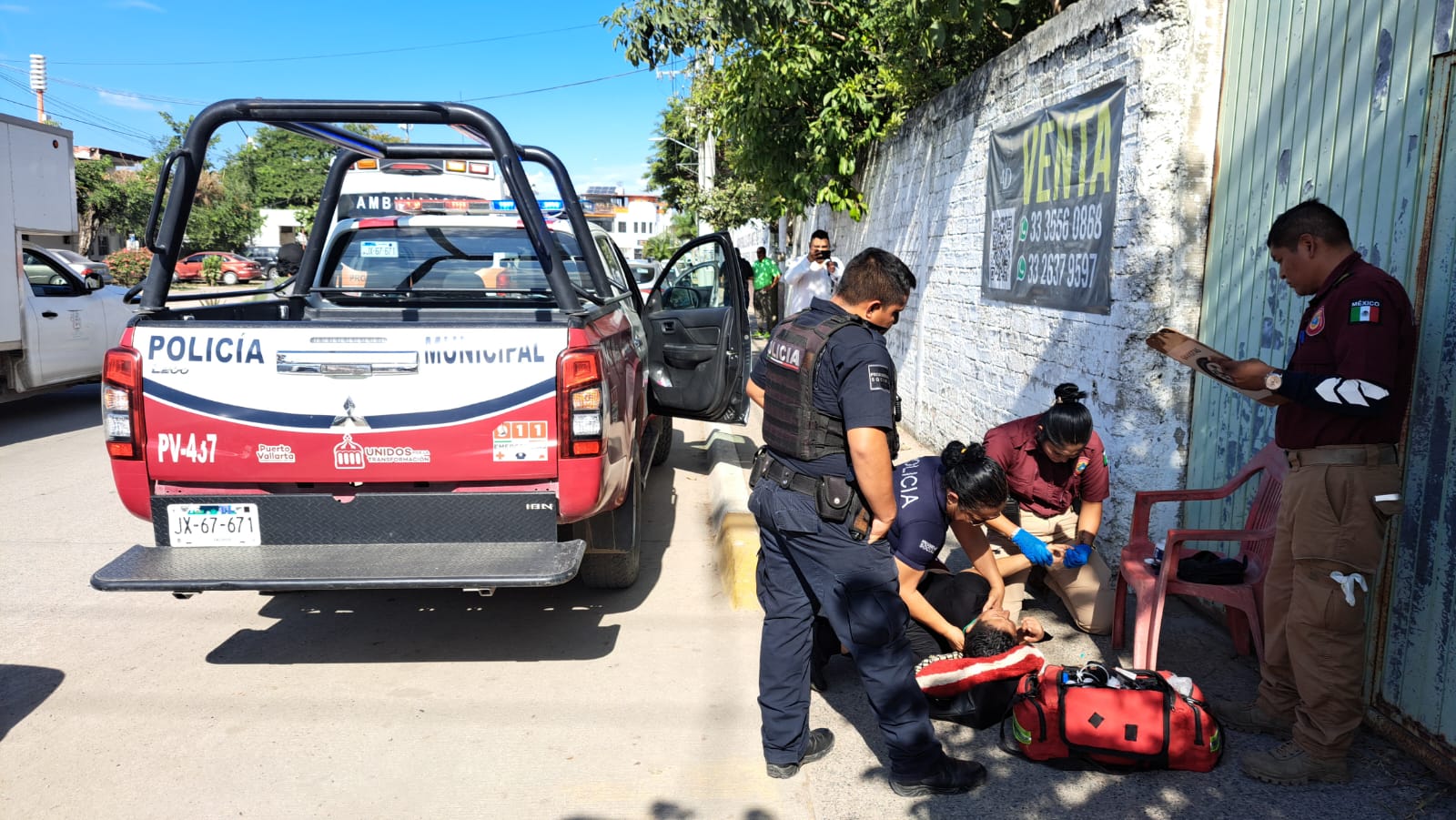 Paramédicos atendiendo a herido en Las Juntas