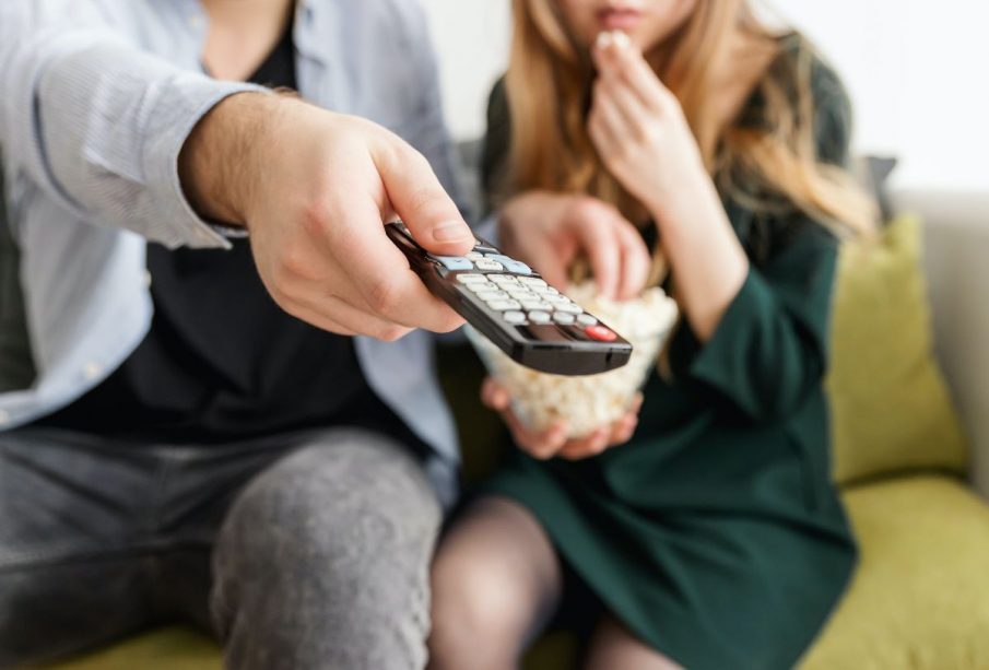 Pareja viendo películas