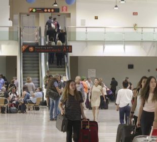 Pasajeros en el Aeropuerto Internacional de Puerto Vallarta