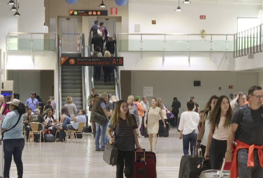 Pasajeros en el Aeropuerto Internacional de Puerto Vallarta