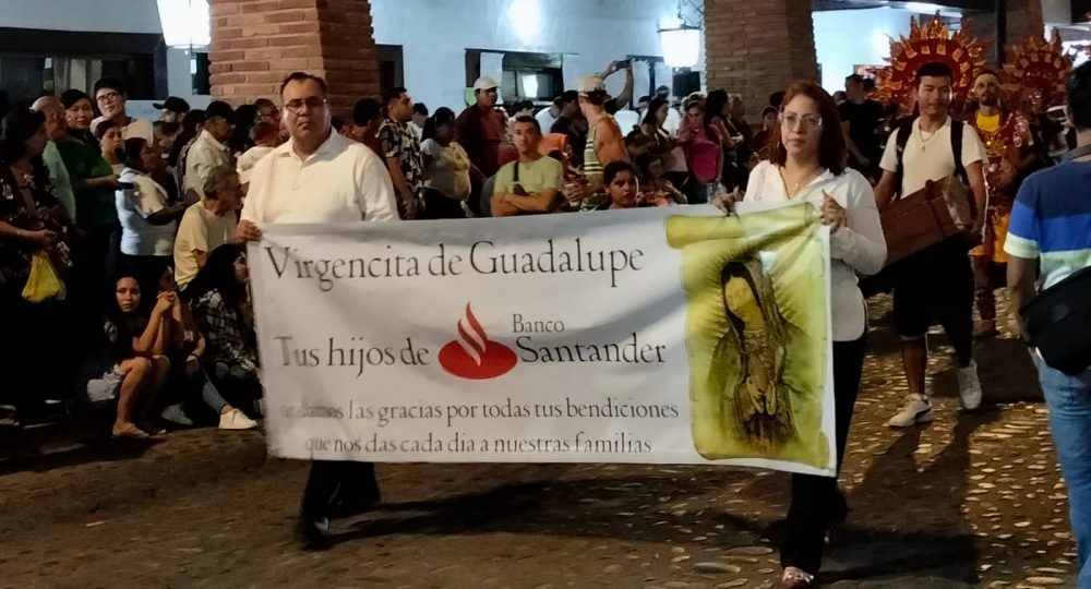 Vallartenses peregrinan con fervor por el centro de Puerto Vallarta