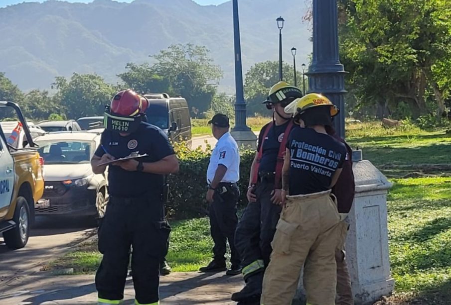 Personal de Bomberos en Fluvial Vallarta