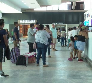 Personas comprando pasaje de autobus