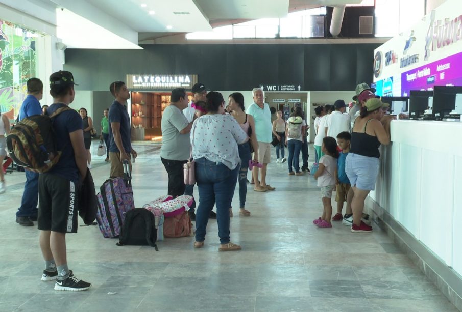 Personas comprando pasaje de autobus