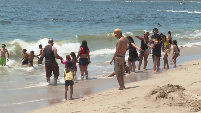 Personas disfrutando de playas en Vallarta