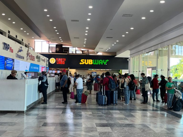 Personas en la terminal de autobus