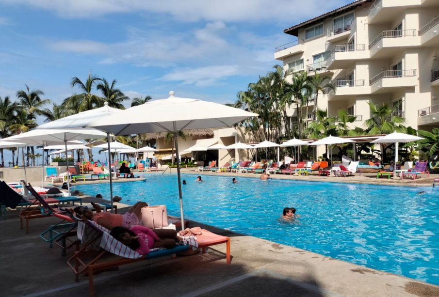 Personas en zona de piscina de hotel