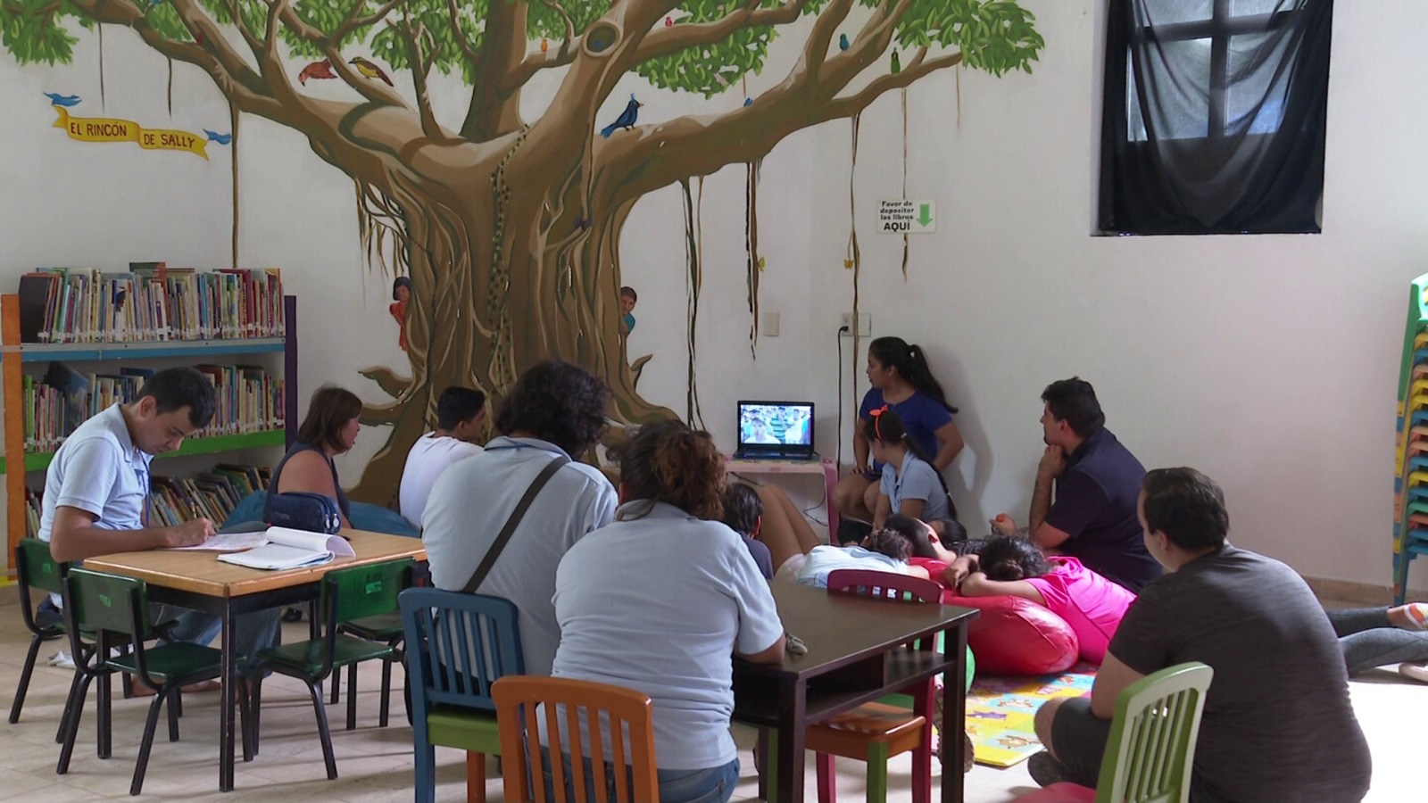 Personas leyendo en biblioteca