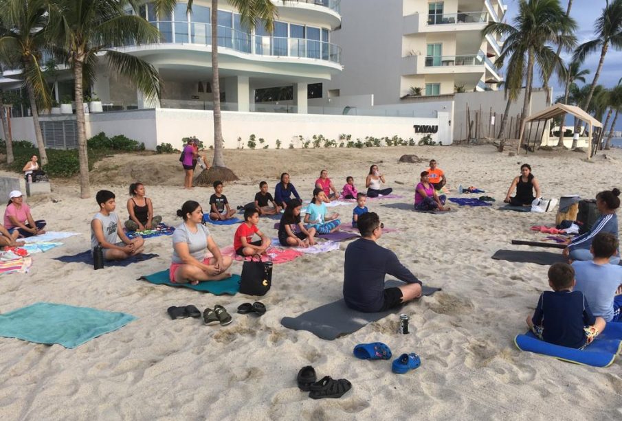 Personas participando de clase de yoga